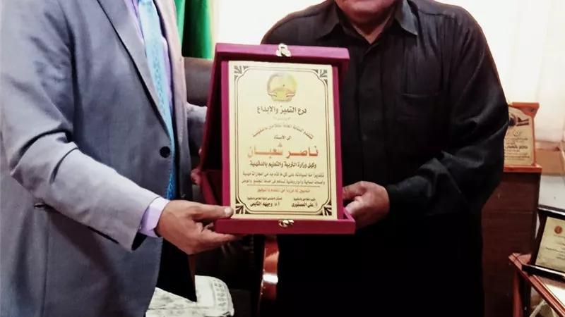 درع نقابة الفلاحين لوكيل وزارة التربية والتعليم بالدقهلية