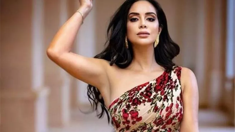 بسنت شوقى تبهر جمهورها بفستان برتقالى .. صور
