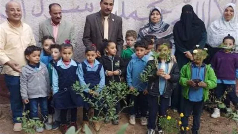مدير تعليم الخانكة يتابع فعاليات مبادرة اتحضر للأخضر في المدارس
