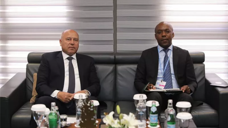 وزير النقل يلتقي وزير البنية التحتية بجمهورية رواندا لبحث التعاون المشترك