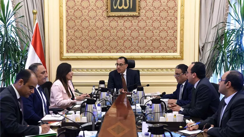 رئيس الوزراء يبحث مع مدير مركز استخدامات أراضي الدولةعددا من الملفات