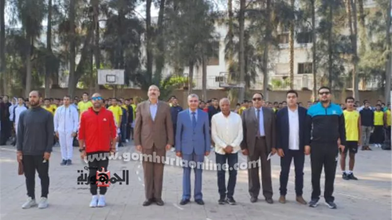 رئيس جامعة الزقازيق يجرى حوارا مع طلاب كلية التربية الرياضية