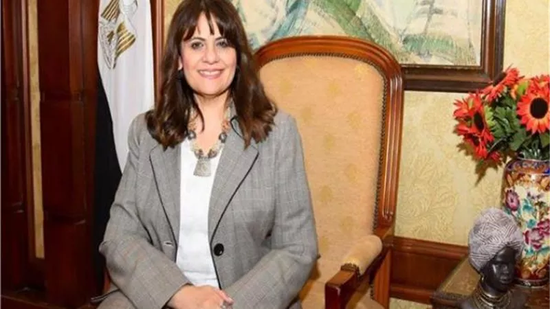 وزيرة الهجرة تجيب على أسئلة المصريين بالخارج بشأن إعفاءات السيارات