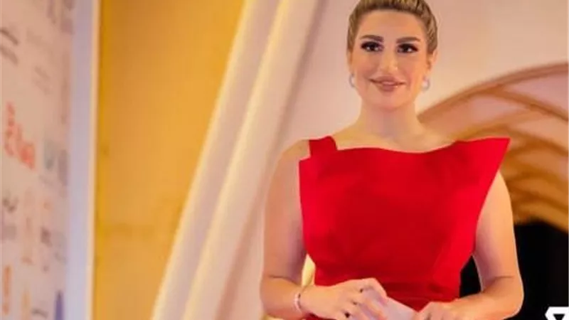 بفستان أحمر.. سارة نخلة تبهر متابعيها من القاهرة السينمائي