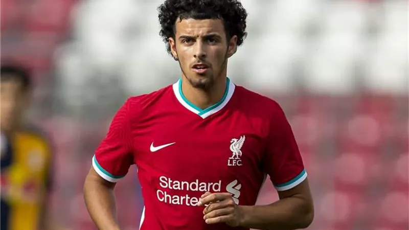 رسميا .. ليفربول يجدد عقد نجم الفريق حتى 2027