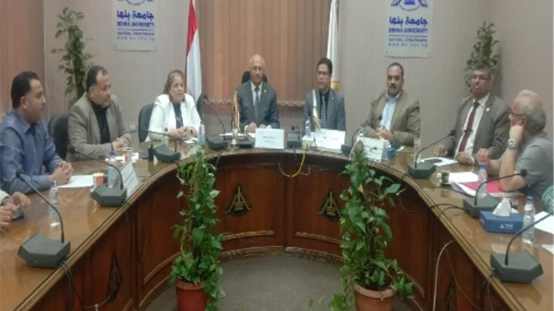 رئيس جامعة بنها يناقش الآليات التنفيذية لـ لائحة 