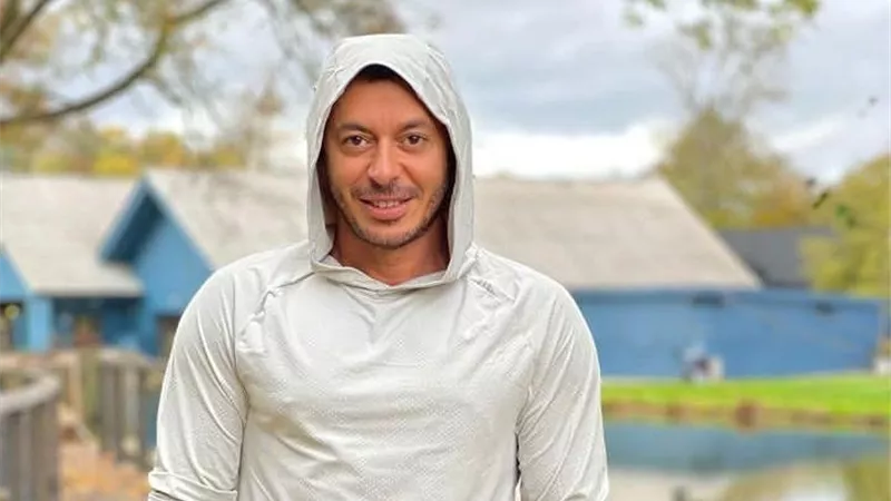 بإطلالة مبهجة.. مصطفى شعبان يتألق وسط الأشجار في أحدث ظهور
