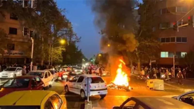 قلق من انشقاقات داخل الجيش الإيراني.. والمحتجون يستهدفون منزل الخمين