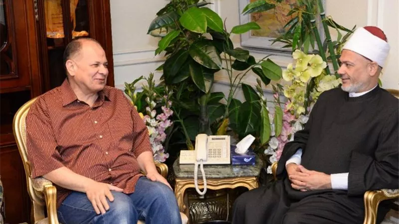 محافظ أسيوط يستعرض موقف مبادرة حق الوطن