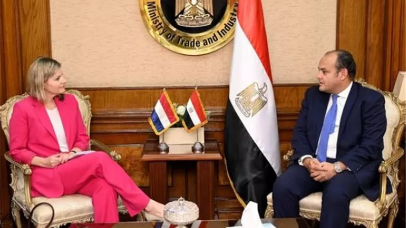 أحمد سمير ونظيرته الهولندية يبحثان العلاقات الاقتصادية بين البلدين