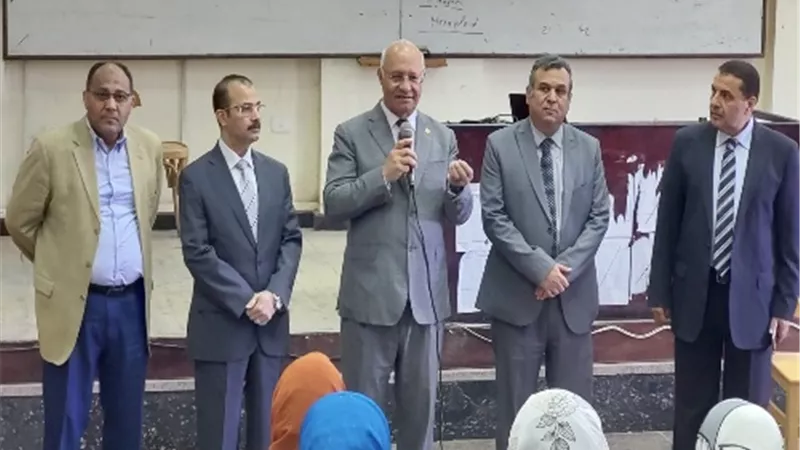 رئيس الجامعة بنها يواصل جولاته التفقدية بكليتي الزراعة والطب البيطرى