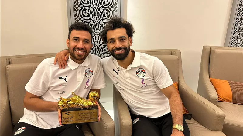 محمد صلاح يهدى جائزة أفضل لاعب لتريزيجيه