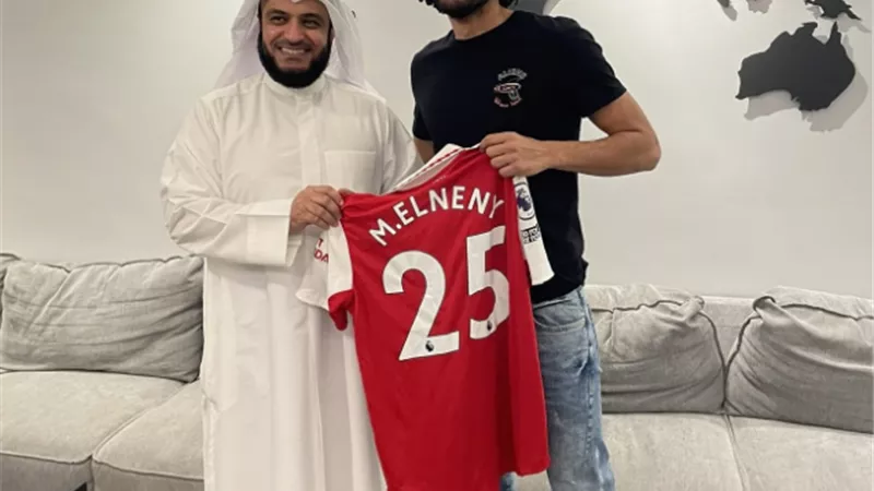 النني يهدي مساري راشد العفاسي قميصه بعد الفوز على بلجيكا