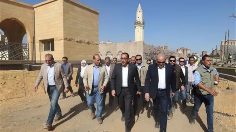 رئيس الوزراء يتفقد أعمال تطوير ساحة جامع عمرو بن العاص