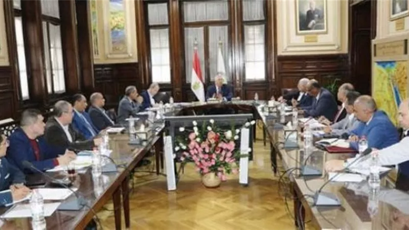 وزير الزراعة يجتمع مع عدد من قيادات الوزارة لمتابعة عدد من الملفات و