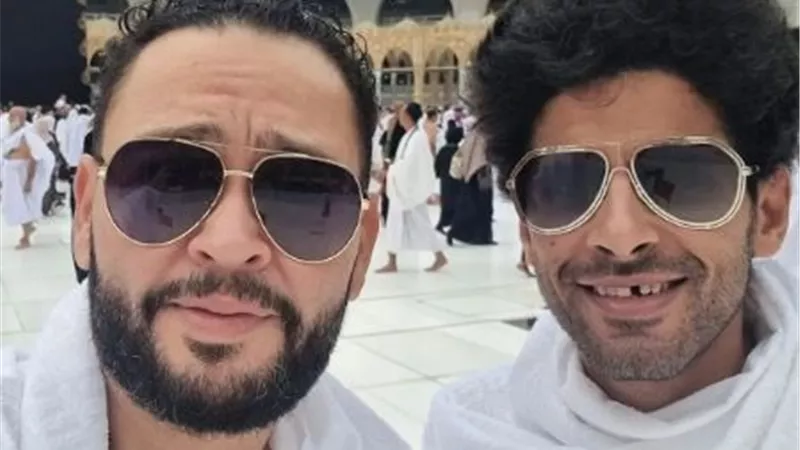 احمد رزق وحمدى الميرغني يؤديان مناسك العمرة