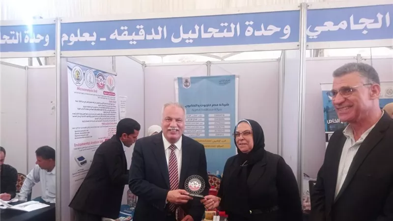 افتتاح معرض تسويق منتجات الوحدات ذات الطابع الخاص بجامعة المنصورة