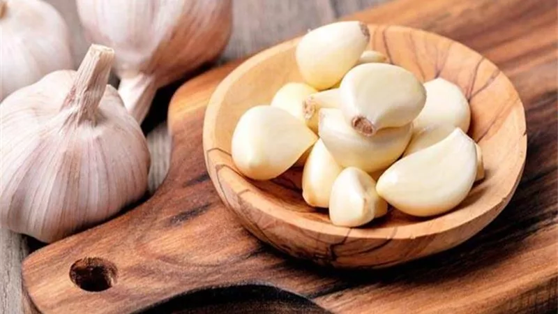 فوائد وضع الثوم تحت وسادتك ليلا