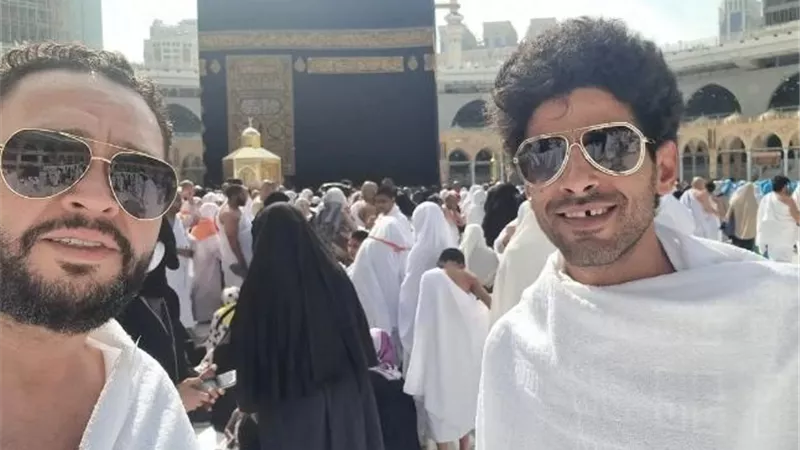 أحمد رزق يلفت الأنظار برفقة حمدى المرغنى من أمام الكعبة ..صور