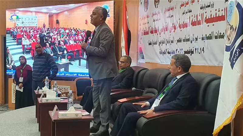 رئيس جامعة جنوب الوادي يفتتح الدورة التثقيفيه الثالثة لتنمية الوعى