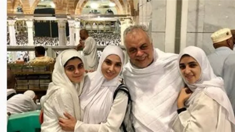 روجينا برفقة زوجها وابنتهما أمام الكعبة.. صور