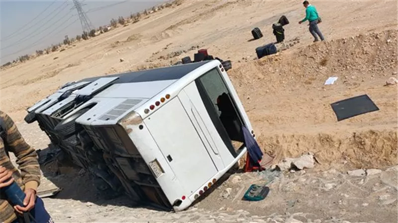 مصرع 12 وإصابة 27 آخرين إثر تصادم أتوبيس بسيارة تريلا بطريق الزعفرانة