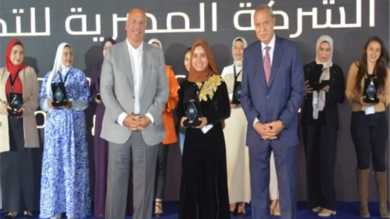 الهجان يشهد الإحتفالية السادسة لبرنامج المنح الدراسية