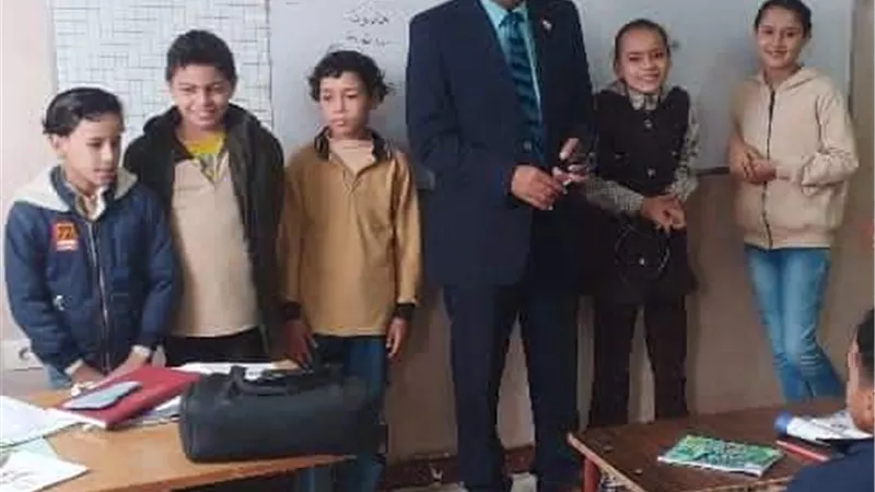 مدير تعليم الخانكة يتفقد مدارس سرسق ويشيد بالنظام والنظافة