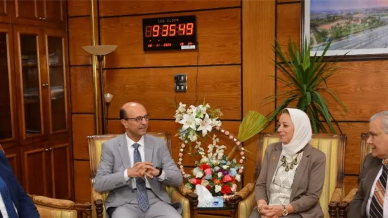 رئيس جامعة أسيوط يستقبل وزير الموارد المائية و الري الأسبق