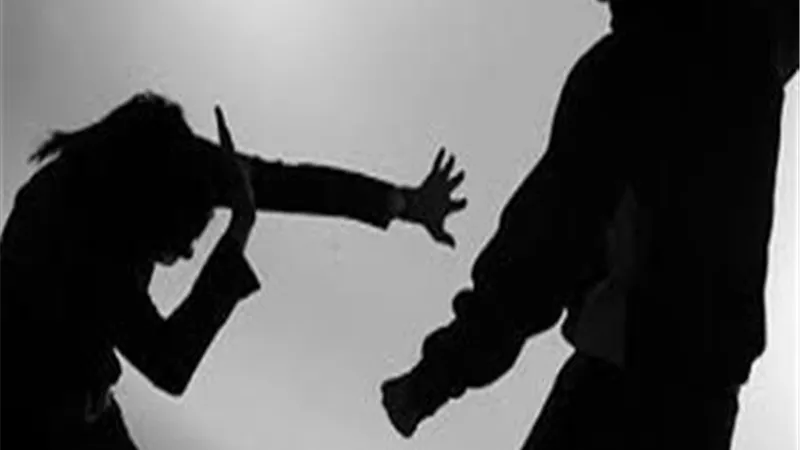 زوجة تصور زوجها أثناء الاعتداء على والدته بالشرقية