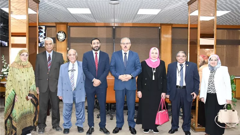 رئيس جامعة القناة يستقبل فريق زيارة المراجعة الخارجية لكلية التربية