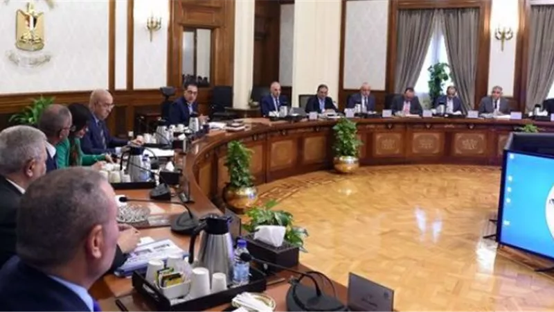 مدبولى يتابع موقف تنفيذ مشروعات تحلية مياه البحر وسبل التعامل مع موسم السيول