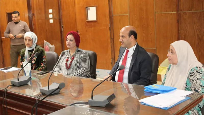 نائب رئيس الجامعة تتفقد الفاعليات البيئية بكلية طب الأسنان