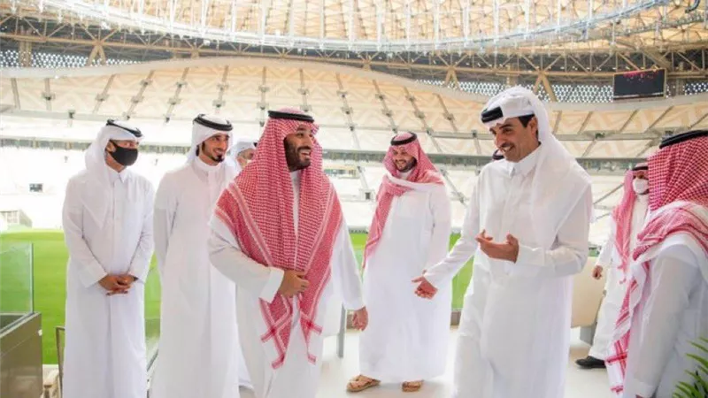 ولي العهد السعودي يوجه الحكومة بدعم قطر في كأس العالم