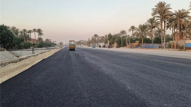 محافظ الجيزة يتابع جهود تطوير ورصف طريق المنصورية