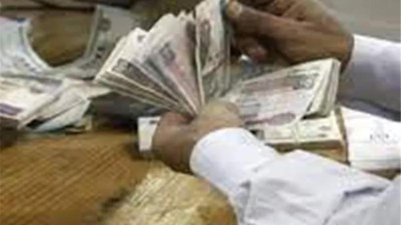 سقوط شخصين من تجار العملة في الشروق