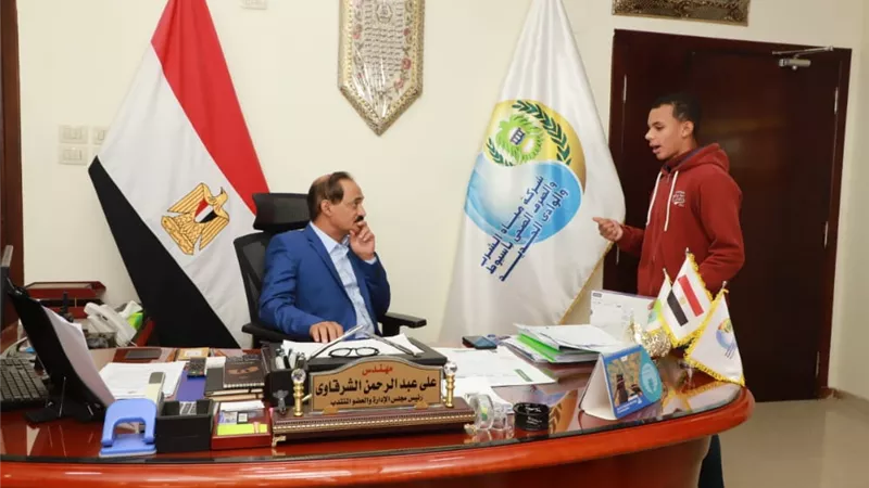 ٦٥ تابلت الكترونى لأبناء المدرسة الفنية للمياه بأسيوط ..صور