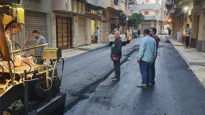 محافظ دمياط تطالب بالإلتزام بالجدول الزمني للمشروعات الرصف بالأسفلت