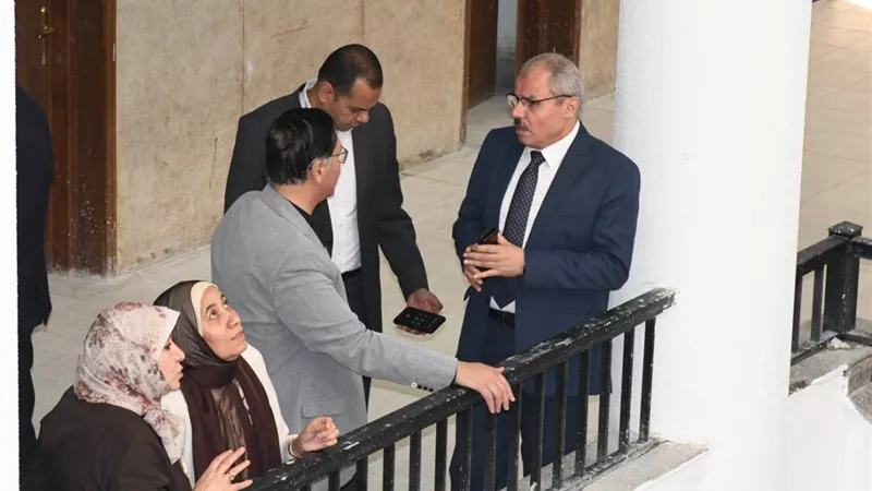 رئيس جامعة القناة يشهد أعمال رفع كفاءة مدرجات كلية الطب.صور