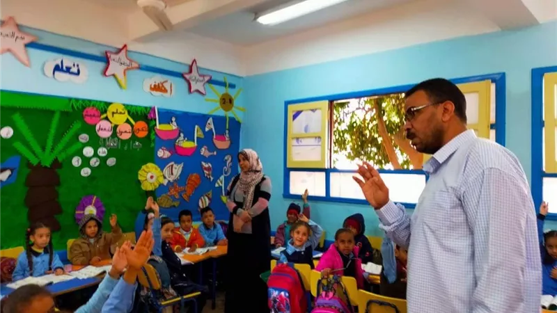 مدير قنا التعليمية يشهد طابور الصباح وتحية العلم بمدرسة الطويرات