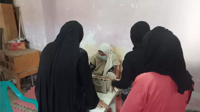قافلة جامعة القناة تعالج أهالي السحارة بالإسماعيلية مجانا..صور
