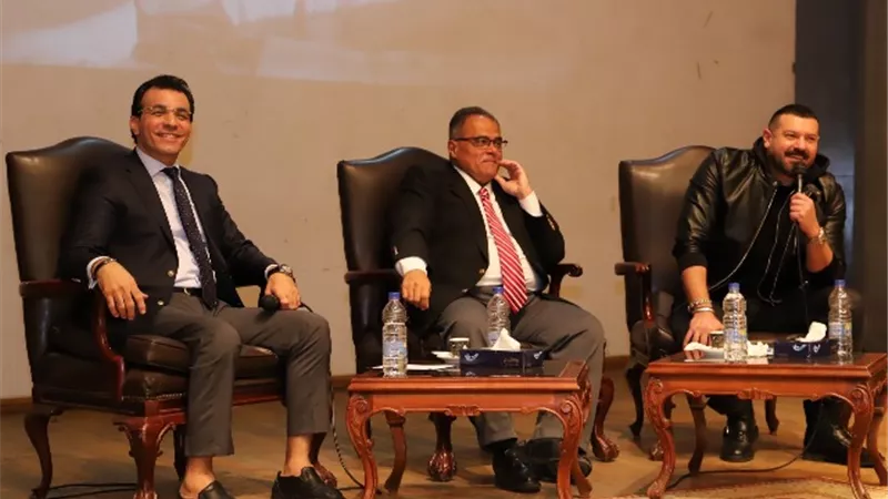 عمرو يوسف لطلاب عين شمس: العمل الجاد يتحدث عن صاحبه وليس العلاقات