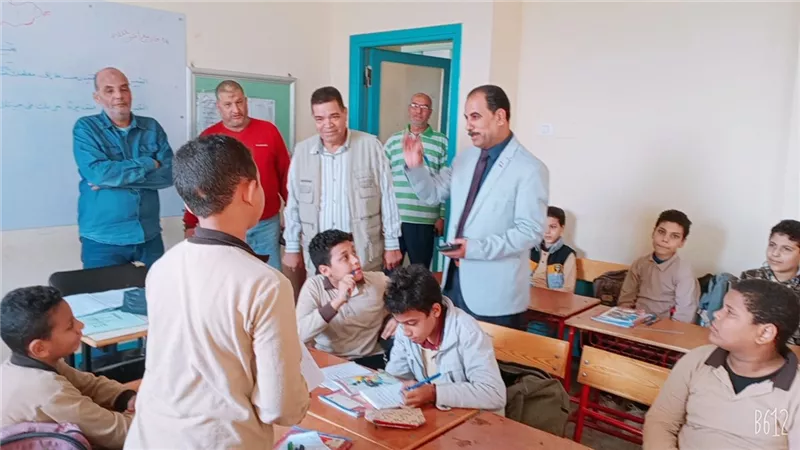 مدير تعليم الخانكة يشارك طلاب مجمع مصر الحديثه طابور الصباح