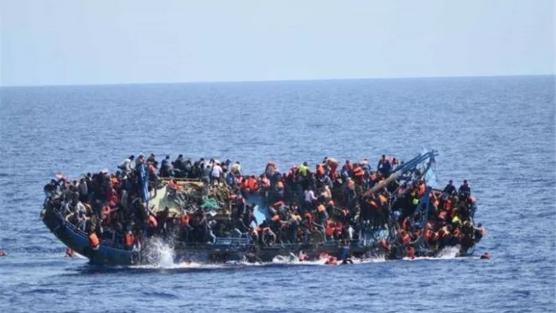خفر السواحل اليونانية تنفذ عملية إنقاذ عقب استغاثة قارب مهاجرين