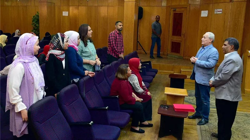 محافظ الأقصر يسلم شهادات التخرج ل ٦٥ من خريجى المنحة التدريبية