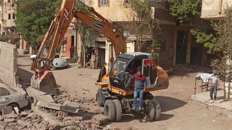 محافظة الجيزة تزيل التعديات والجراحات المقامه بنهر الطريق