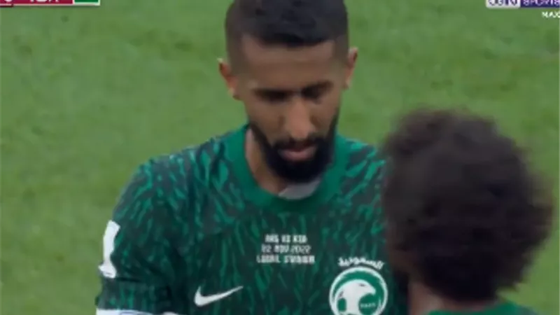 تأثر شديد لقائد منتخب السعودية سلمان الفرج بعد خروجه بسبب الإصابة.. فيديو