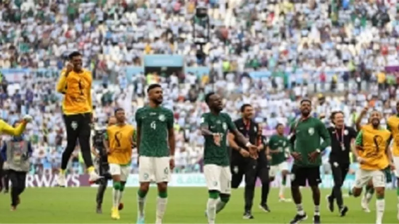 فرحة مصرية بفوز السعودية أمام الأرجنتين فى المونديال .. صور