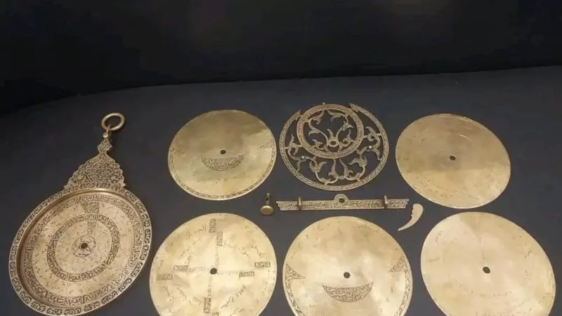 جمارك مطار القاهرة الدولى تضبط محاولة تهريب اسطرلاب أثرى