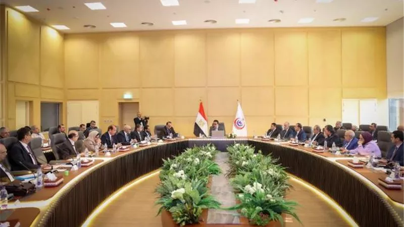 وزيرالصحةيوجه بالتوزيع العادل للفرق الطبيةبالمنشآت الصحيةبالمحافظات